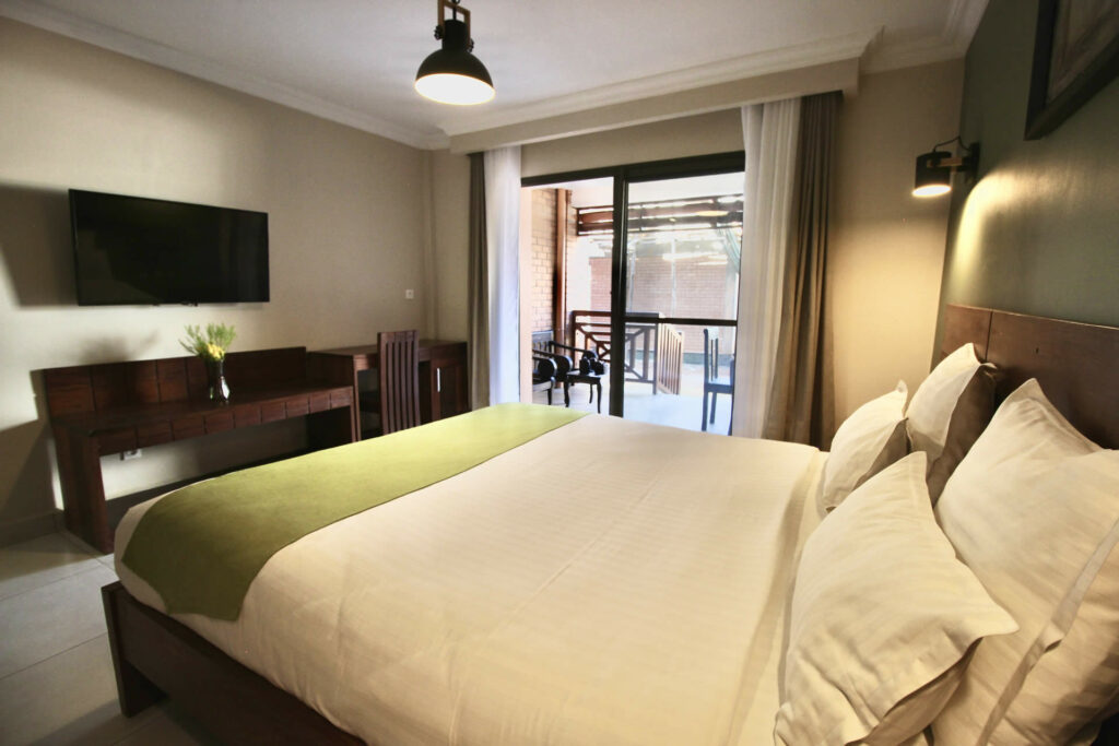 Grande chambre spacieuse et confortable avec terrasse privative à l’hôtel La Colongette à Antsirabe