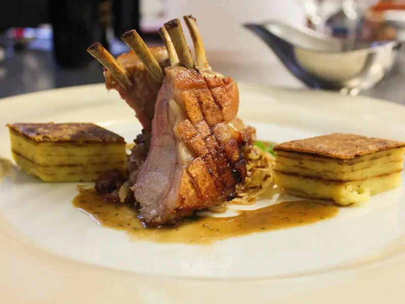 Plat gastronomique fin et délicieux au restaurant de l’hôtel La Colongette à Antsirabe